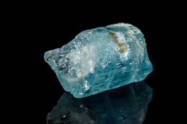 Makro mineral taş Akuamarin siyah bir zemin üzerine