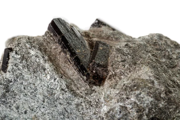 白い背景の上のマクロ ミネラル石鉄電気石、黒トルマリン — ストック写真