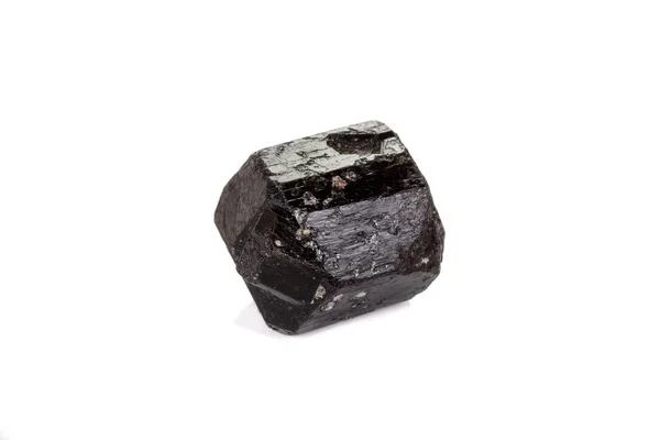 Makro-Mineralstein Schorl, schwarzer Turmalin auf weißem Hintergrund — Stockfoto