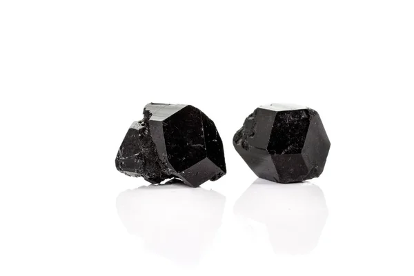 Makro mineral taş schorl, Siyah Turmalin beyaz arka plan üzerinde