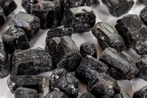 Macro minerale pietra schorl, tormalina nera su sfondo bianco — Foto Stock
