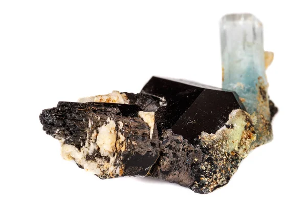 Mineral makro batu akuamarine pada latar belakang putih — Stok Foto