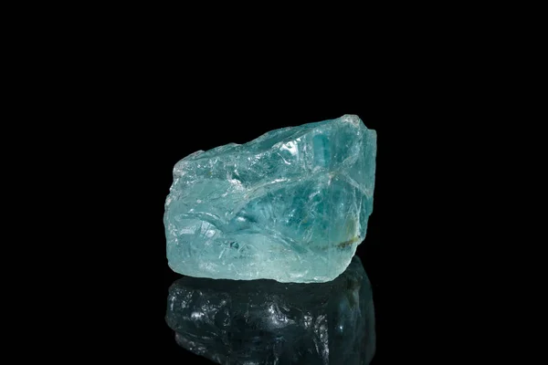 Makro mineral stone aquamarine på svart bakgrund — Stockfoto
