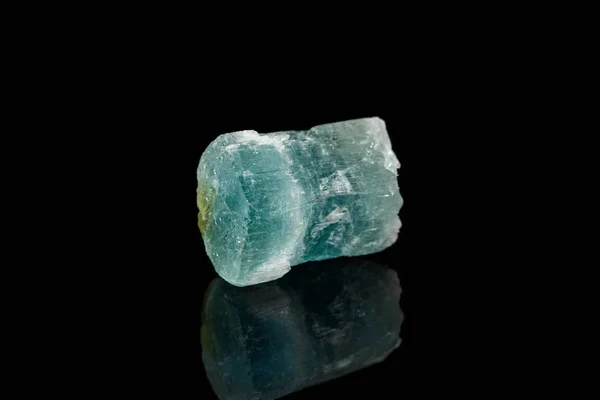 Macromineral pedra aquamarine sobre um fundo preto — Fotografia de Stock