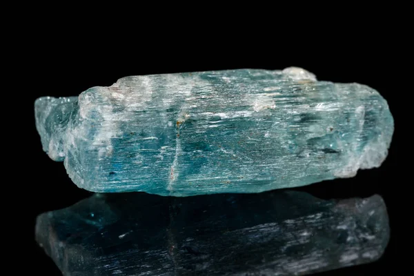 Makro mineral stone aquamarine på svart bakgrund — Stockfoto