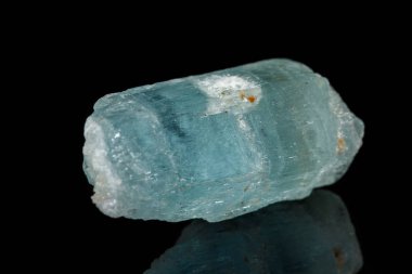 Makro mineral taş Akuamarin siyah bir zemin üzerine