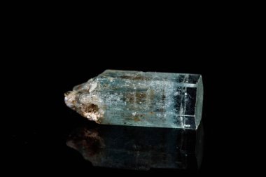Makro mineral taş Akuamarin siyah bir zemin üzerine