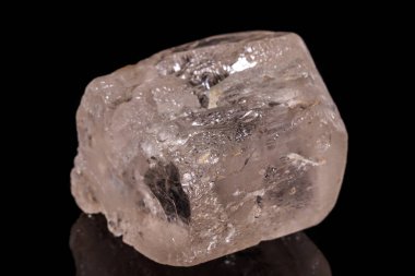 siyah bir arka plan üzerinde makro mineral taş Topaz