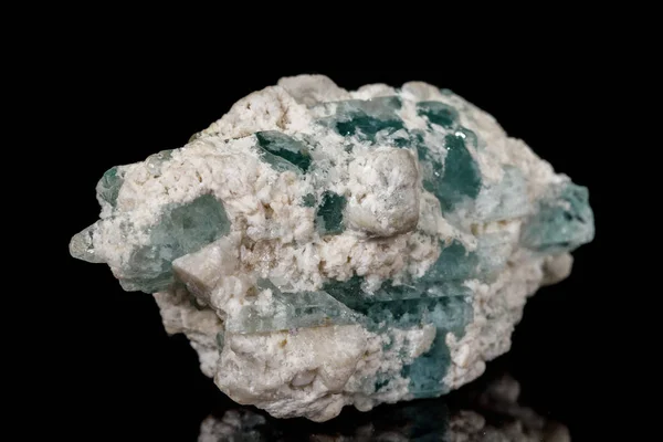 Macromineral pedra aquamarine sobre um fundo preto — Fotografia de Stock