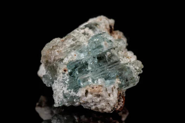 Makro mineral stone aquamarine på svart bakgrund — Stockfoto