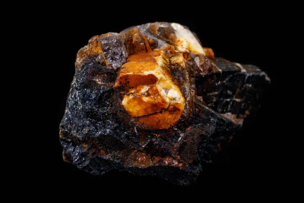 Makro des Mineralstein-Kolumbiten, Beryll, Feldspat auf schwarzem — Stockfoto