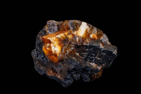 Макрос мінеральні камінь колумбіт, конференц-полешпатові на чорний — стокове фото
