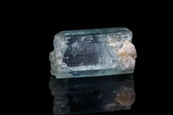 Siyah bir arka plan üzerinde makro mineral taş Topaz — Stok fotoğraf