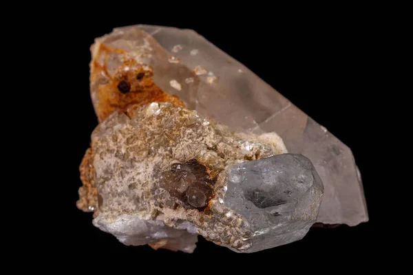 Siyah bir arka plan üzerinde makro mineral taş Topaz — Stok fotoğraf