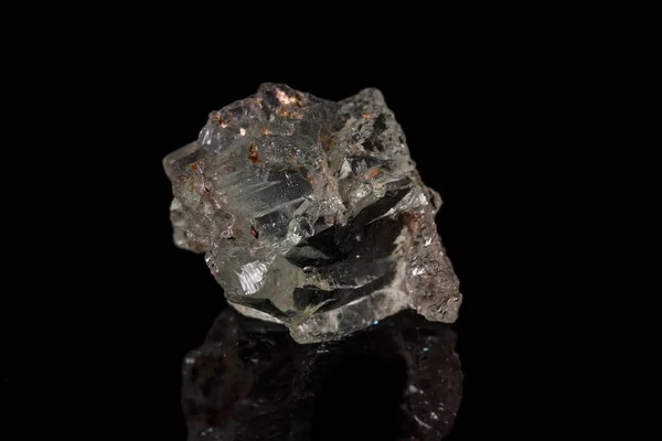 Macro piedra mineral Topacio sobre fondo negro — Foto de Stock