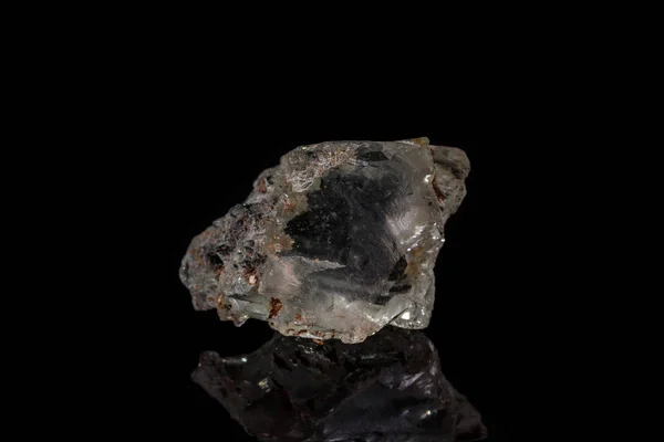 Siyah bir arka plan üzerinde makro mineral taş Topaz — Stok fotoğraf