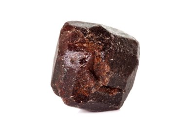 Makro mineral taş Garnet, beyaz bir arka plan üzerine
