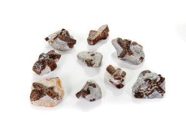 Makro mineral taş Staurolite beyaz bir arka plan üzerine