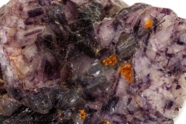 Beyaz arka plan üzerinde makro mineral florit taşı