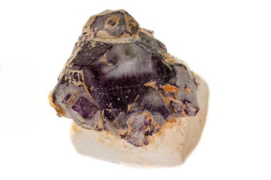 Beyaz arka plan üzerinde makro mineral florit taşı