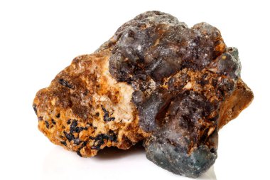 Beyaz arka plan üzerinde makro mineral florit taşı