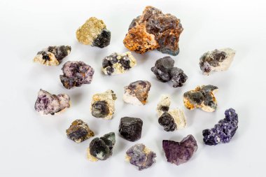 Beyaz arka plan üzerinde makro mineral florit taşı