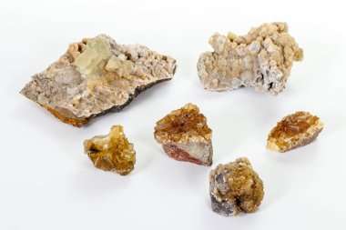 Beyaz arka plan üzerinde makro mineral florit taşı