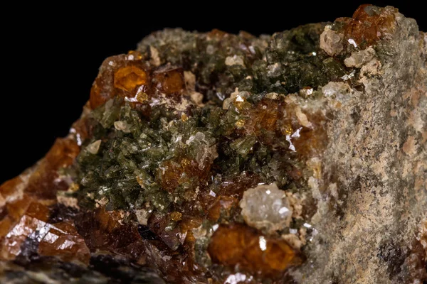 マクロ ミネラル石灰礬柘榴石、ガーネット、黒表現の緑簾石 — ストック写真