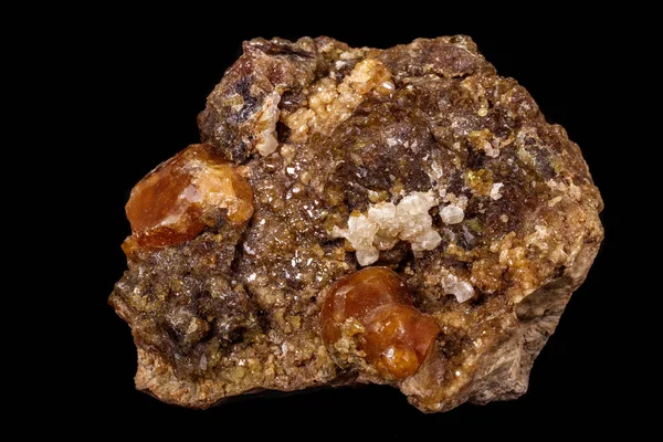 Макроминеральный камень Гросссуляр, Гранат, Эпидот на черном бэкгре — стоковое фото