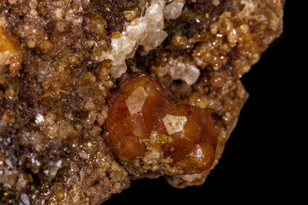 Batu mineral makro Grossular, Garnet, Epidote pada backgr hitam — Stok Foto