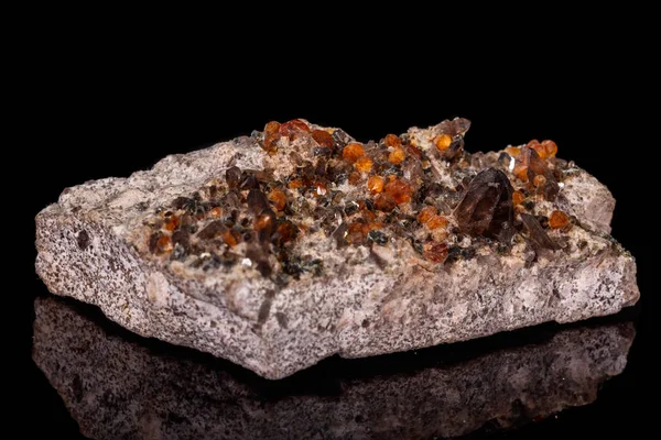 Макрос мінеральні камінь Grossular, гранат, епідот на чорний фонової м — стокове фото