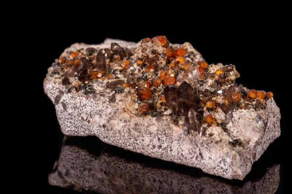 Makro ásványi kő Grossular, gránát, epidot a fekete háttérben — Stock Fotó