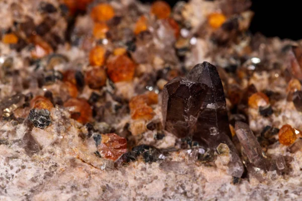 Batu mineral makro Grossular, Garnet, Epidote pada backgr hitam — Stok Foto