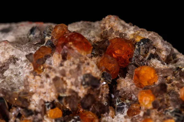 Makro mineral taş Grossular, granat, epidot siyah bir backgr üzerinde — Stok fotoğraf