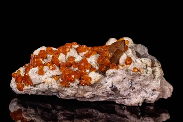 Pietra macrominerale Grossolare, Granato, Epidoto su fondo nero — Foto Stock