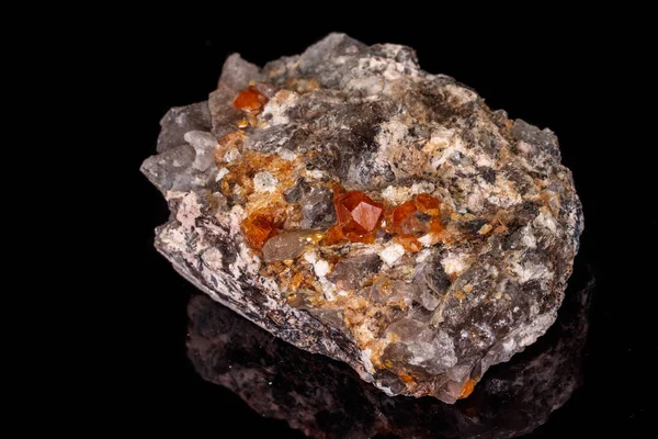 Mineralne kamień makro Grossular, Garnet, epidot, na czarnym tle — Zdjęcie stockowe