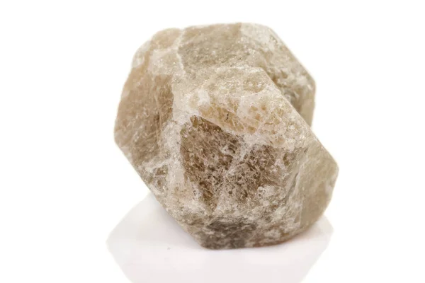 Macro piedra mineral Granate, sobre un fondo blanco — Foto de Stock