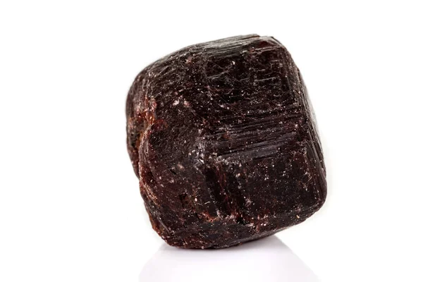 Makro mineral sten Garnet, på en vit bakgrund — Stockfoto