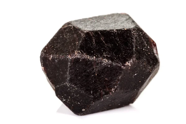 Makro mineral sten Garnet, på en vit bakgrund — Stockfoto