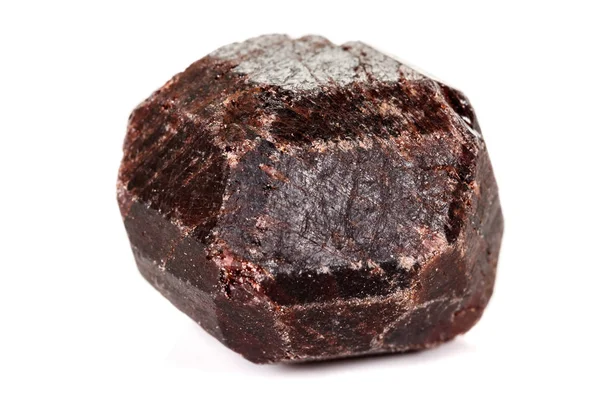 Macro pedra mineral Garnet, sobre um fundo branco — Fotografia de Stock