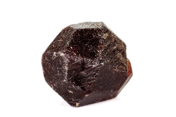 Batu mineral makro Garnet, pada latar belakang putih — Stok Foto
