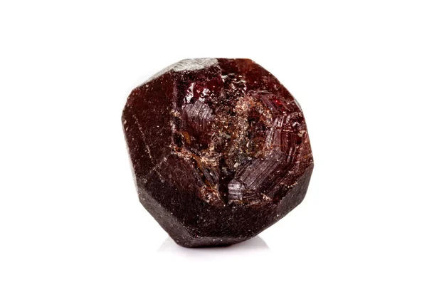 Makro mineral sten Garnet, på en vit bakgrund — Stockfoto