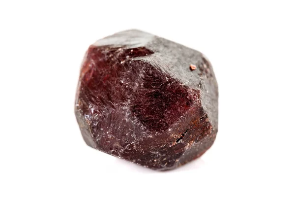 Batu mineral makro Garnet, pada latar belakang putih — Stok Foto