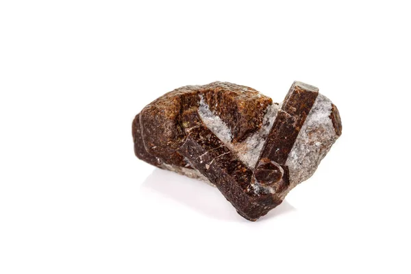 Макроминеральный камень Staurolite на белом фоне — стоковое фото