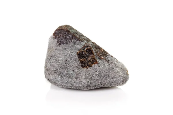Makro mineral taş Staurolite beyaz bir arka plan üzerine — Stok fotoğraf