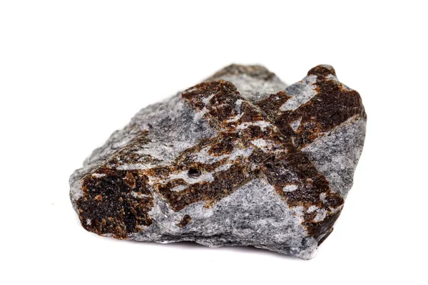 Makro mineral taş Staurolite beyaz bir arka plan üzerine — Stok fotoğraf