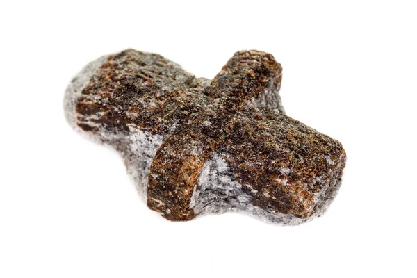 Pedra mineral macro Staurolite em um fundo branco — Fotografia de Stock