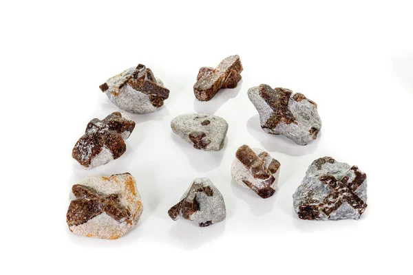 Makro ásványi kő Staurolite fehér alapon — Stock Fotó