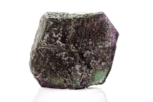 Макро-мінеральний фторитовий камінь на білому тлі — стокове фото