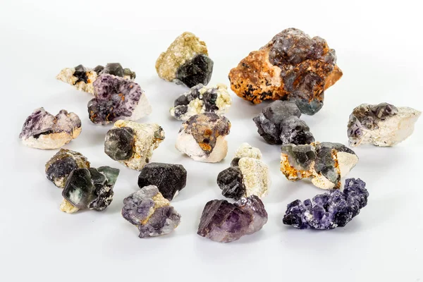 Pietra di fluorite macrominerale su sfondo bianco — Foto Stock